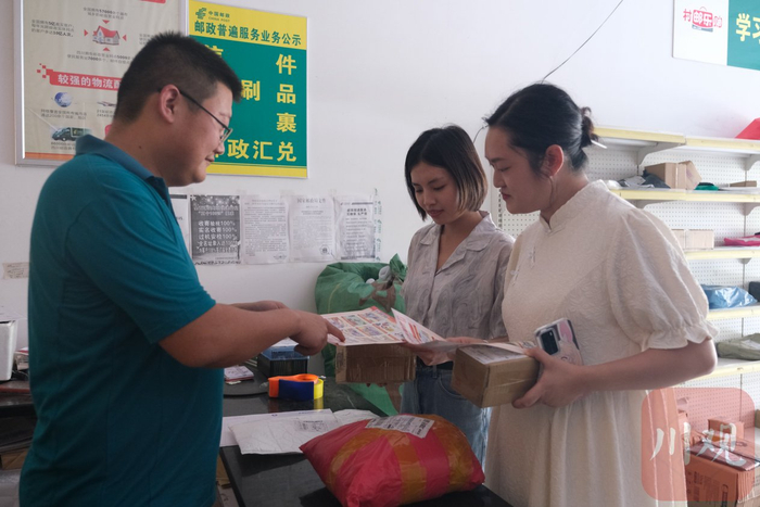 攀枝花的邮政志愿者向居民介绍消防安全知识。