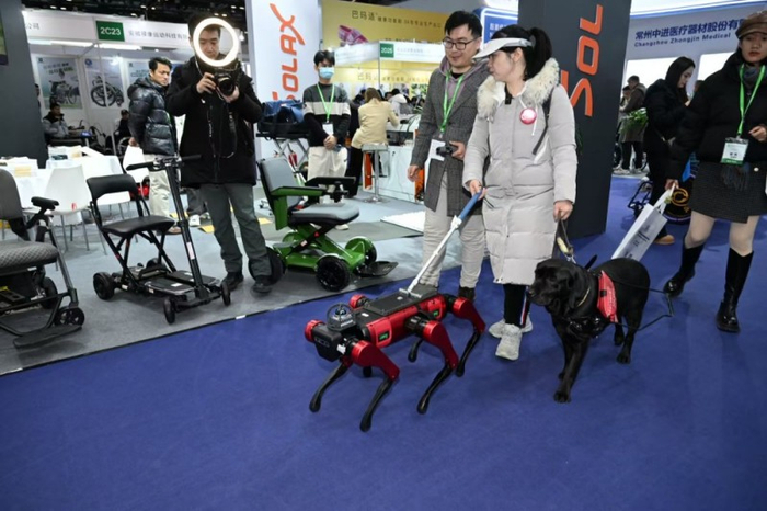 福祉博览会上的机器狗。