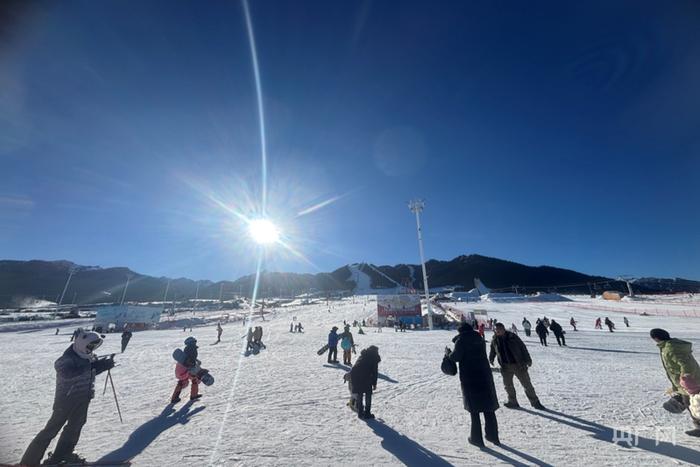 游客们在滑雪场游玩（央广网记者 肖庆华 摄）