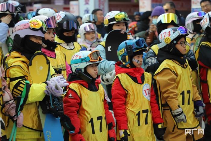 乌鲁木齐市第15小学的学生们在准备滑雪比赛（央广网记者 丁安 摄）