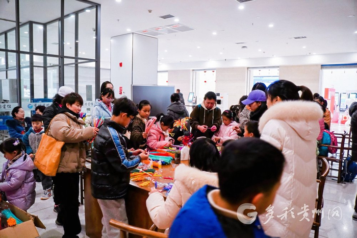 读者动手体验制作非遗绒花