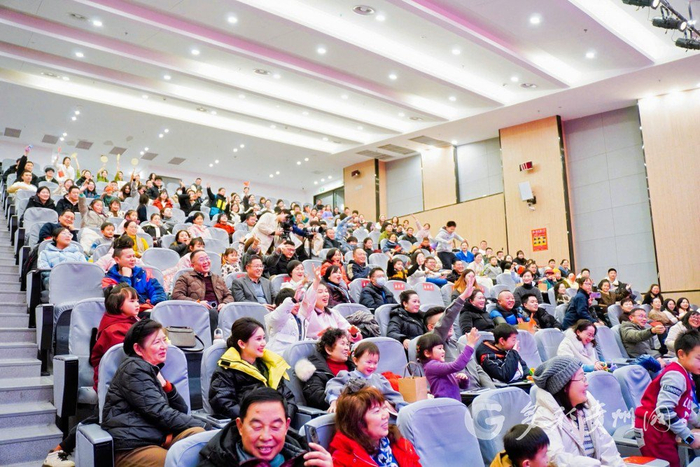 现场300余馆员、志愿者、读者观看演出