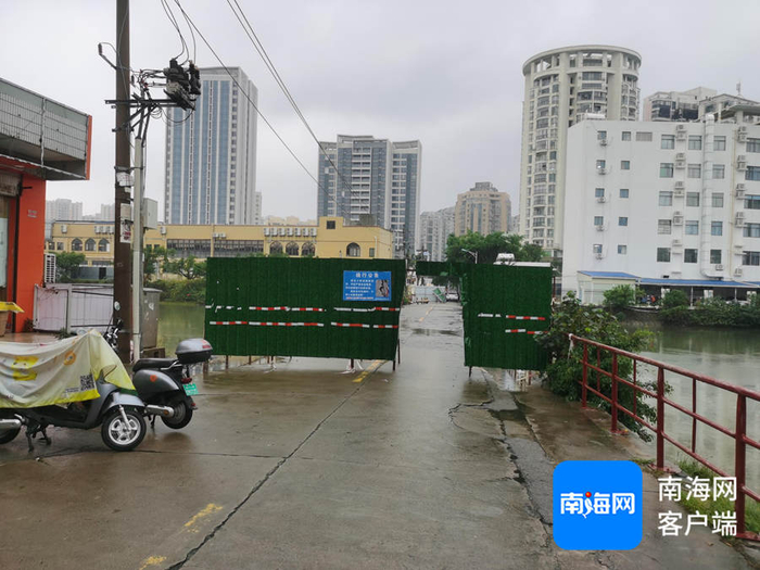 福安小桥两头仍被铁皮围起，但中间破了口可以通小型车辆和行人。记者 李文韬 摄