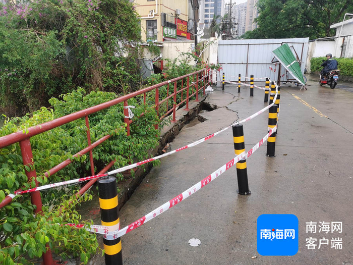 福安小桥南侧开裂较大的地方用新建的栏杆围起并设有警戒线。记者 李文韬 摄