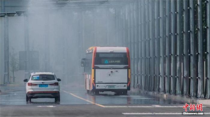 图为郑州机动车质检中心雨雾功能测试区。郑州机动车质检中心供图