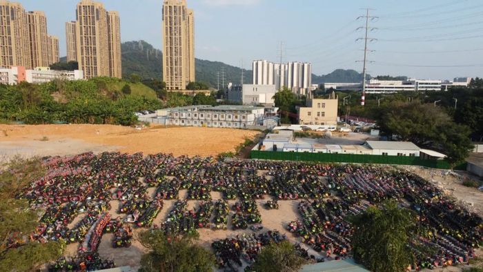 广州市黄埔区一处空地上，放着近千辆被收缴的共享电动单车 图片来源：每经记者 黄婉银 摄