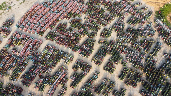 广州市黄埔区一处空地上，堆放着近千辆被收缴的共享电动单车 图片来源：每经记者 黄婉银 摄