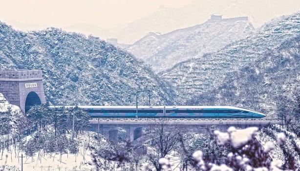 CR400BF—C型列车驶过京张高铁居庸关隧道。孙立君 摄