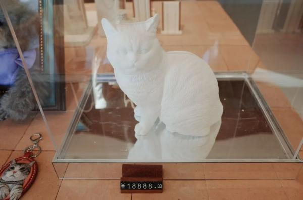 北京一家高端宠物殡葬馆里，某雕塑类纪念品制作价格高达近两万元。