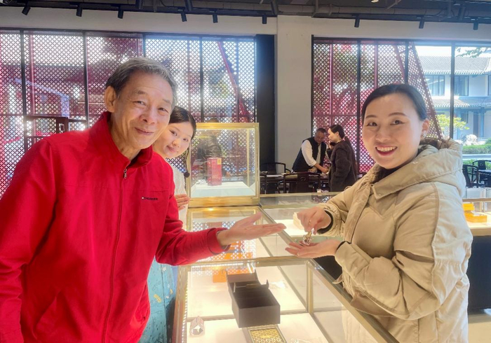 仙游天然香推广大使李光复在体验香精油。