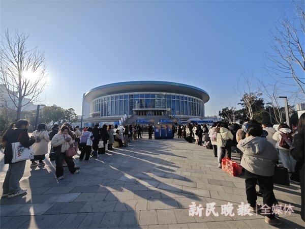 图说：上海体育馆外的球迷 新民晚报记者 李铭珅 摄