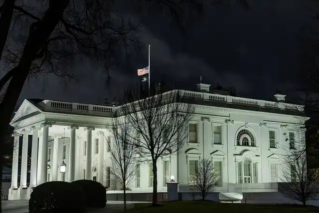 12月29日，在美国首都华盛顿，白宫降半旗向前总统吉米·卡特的逝世致哀。 新华社