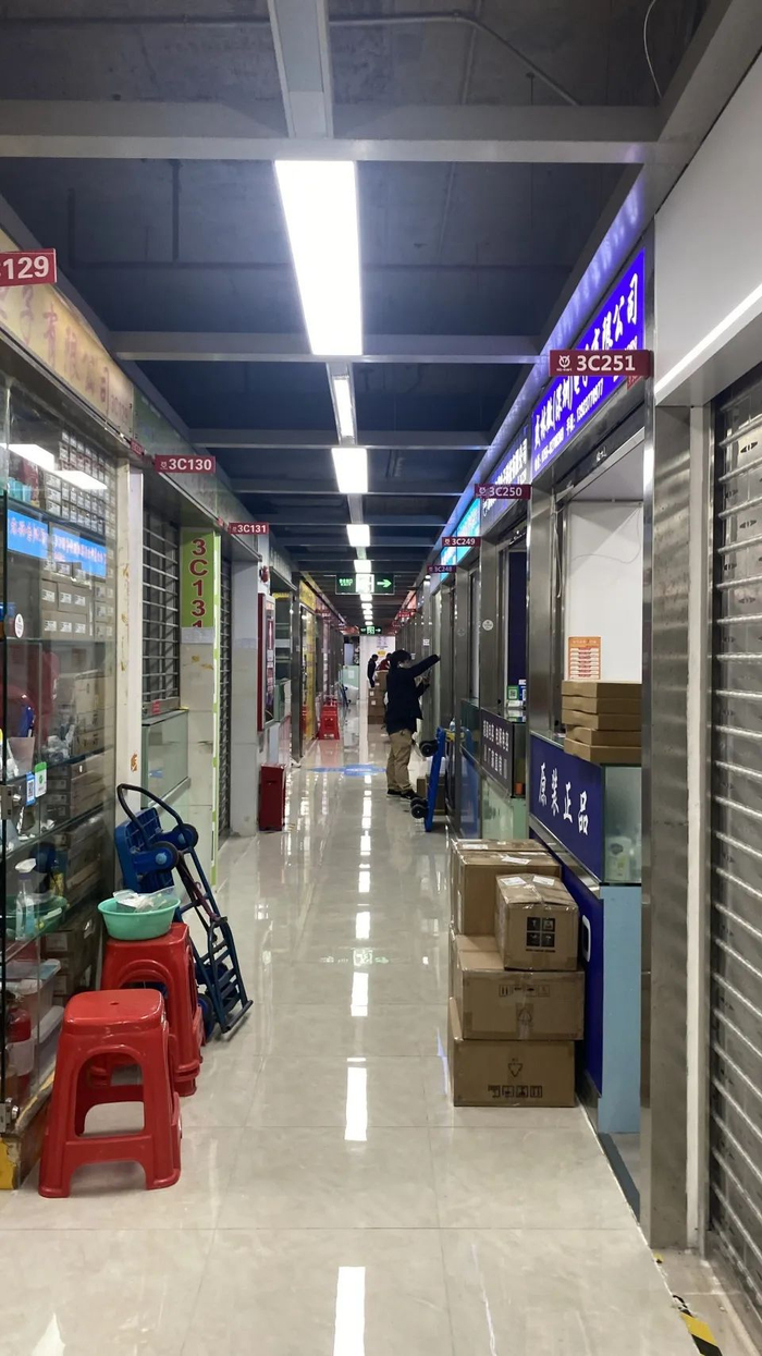 电子元器件目前更依赖线上交易 时代周报 李杭摄