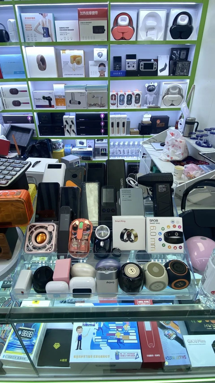 华强北档口普遍的产品构成 时代周报 李杭摄