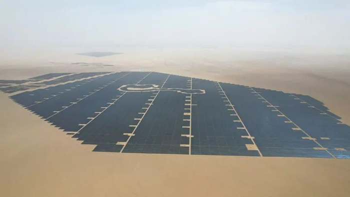 2024年6月20日在新疆和田地区光伏产业园拍摄的“沙戈荒”光伏项目（无人机照片）。新华社记者 丁磊 摄