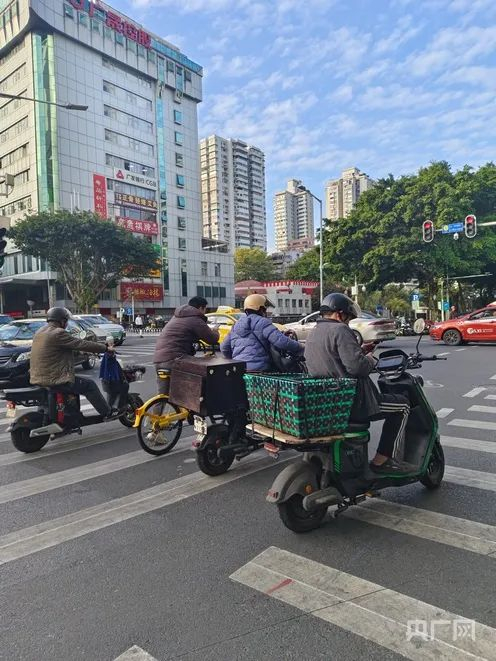 广州街头的电动自行车（央广网见习记者 郑少纯 摄）