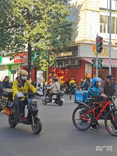 外卖骑手正在送餐（央广网见习记者 郑少纯 摄）