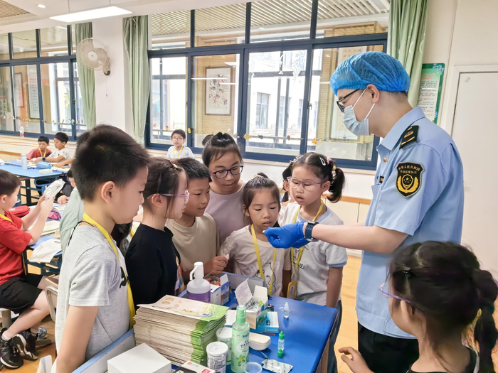 宝山区市场局监管局开展普法进校园活动。