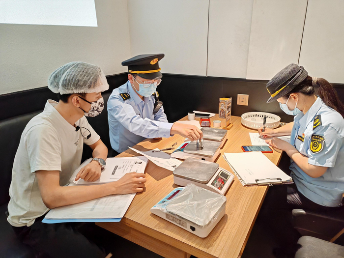 奉贤区市场监管局开展计量器具专项检查。