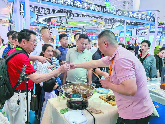 外地人争相品尝青海牛羊肉。本报记者 罗珺 摄