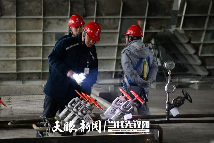 工作人员正在试验中（吕绍洋/摄）