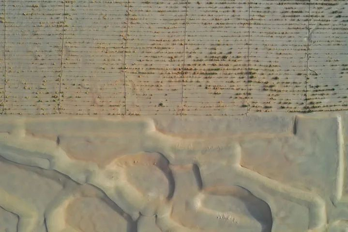 2024年6月15日在新疆和田地区于田县阗东防沙治沙综合示范区拍摄的沙漠边缘（无人机照片）。新华社记者 丁磊 摄