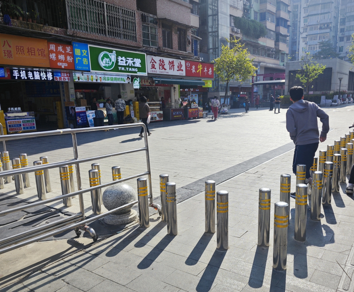 警示柱间距可容一般行人通过，但电动自行车不能通过。