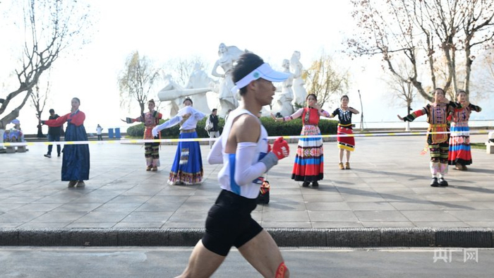 赛道沿线民族舞蹈为选手鼓劲（央广网发  主办方供图）