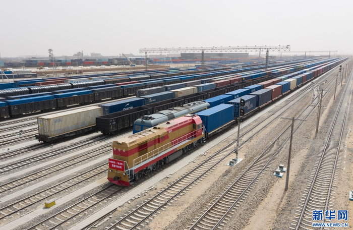 4月21日，一列中欧班列缓缓驶出二连浩特铁路口岸（无人机照片）。新华社发 张海峰摄