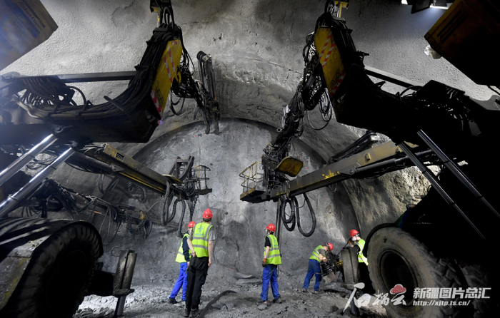 2024年3月20日，施工人员在乌尉高速天山胜利隧道查看隧道断面岩层情况。石榴云/新疆日报记者 韩亮摄