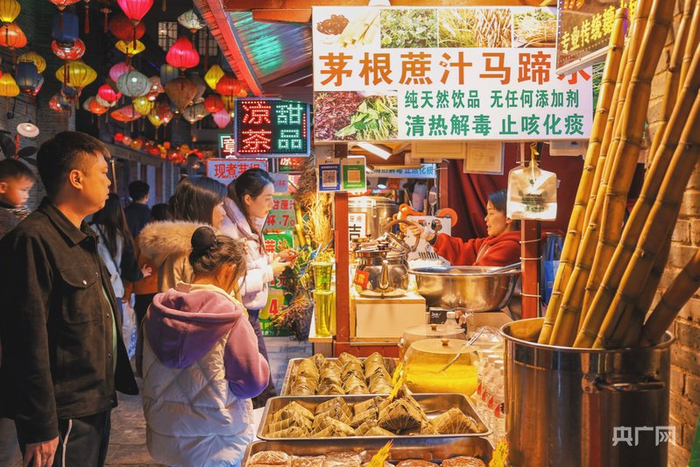 在三街两巷历史文化街区，市民正在购买美食（央广网发  徐艺丹  摄）