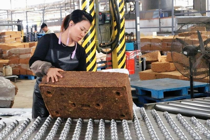 工人正在包装橡胶 李丽 摄