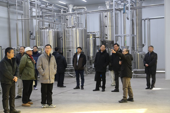 来宾参观春之元工厂（图片来源：春雪食品）