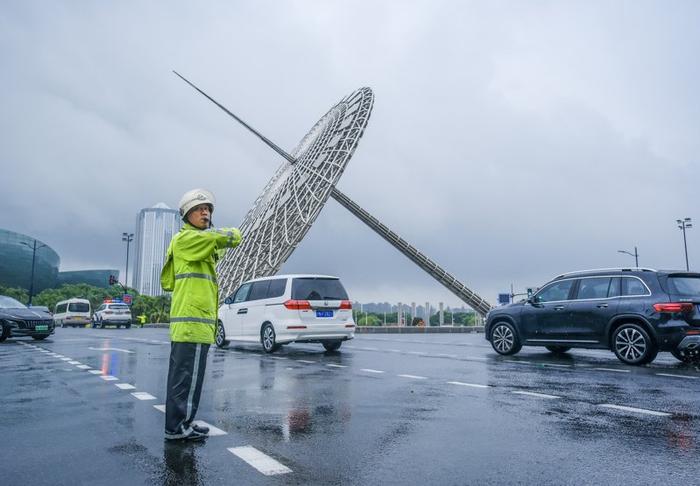 台风“普拉桑”期间，民警坚守岗位，在车流、人流密集路口和道路积水区域及时进行交通疏导，确保市民安全出行。 孟雨涵 摄