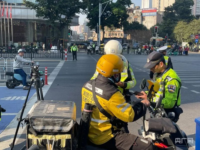 广州电动车新规实施首日，交警部门现场查处违法行为（央广网发 实习记者林嘉琪 摄）