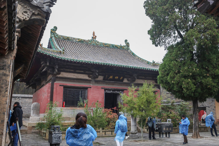 2024年10月31日，人们在山西省长子县崇庆寺参观。新华社记者 杜潇逸 摄