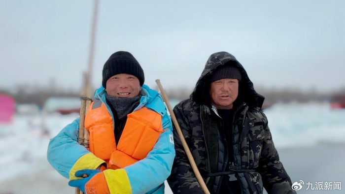 采冰队中的父与子。　图/九派新闻　杨臻