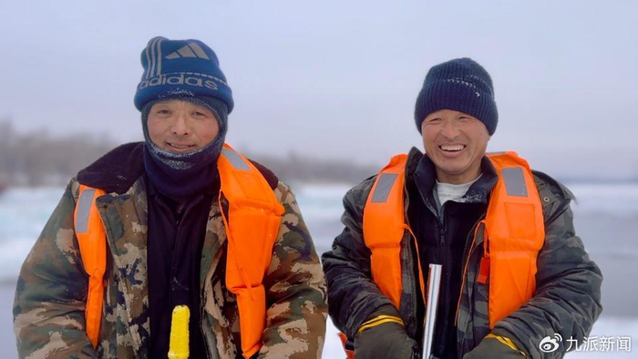 采冰队伍里的亲兄弟。　图/九派新闻　杨臻