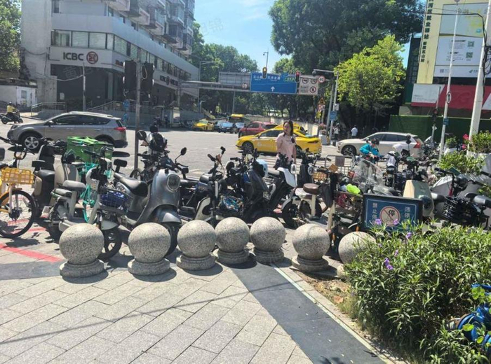 此前，五山地铁口对出人行道被乱停放的非机动车侵占问题较为严重。（受访者 供图）