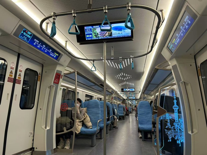 列车开行三四站后，中春路站、景洪路站、三林南站等沿线市民陆续下车，列车部分座位空出。