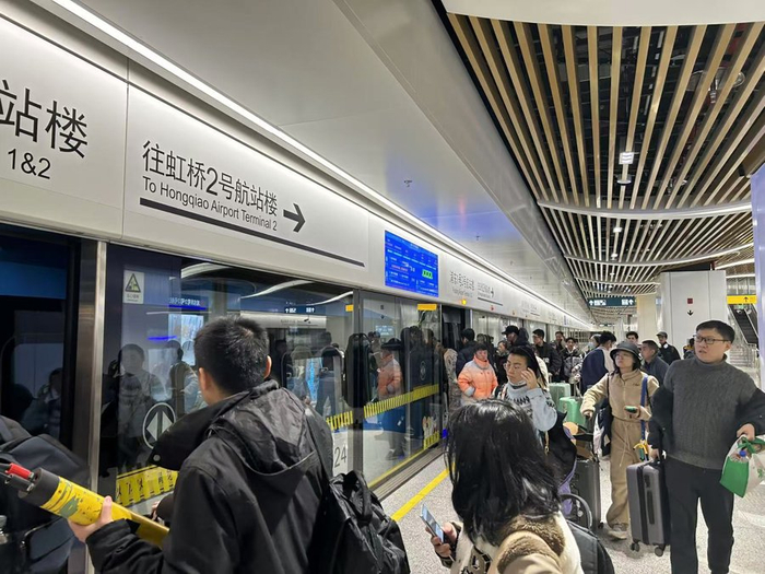 在市域机场线浦东1号2号航站楼站，乘客们正在上下车。