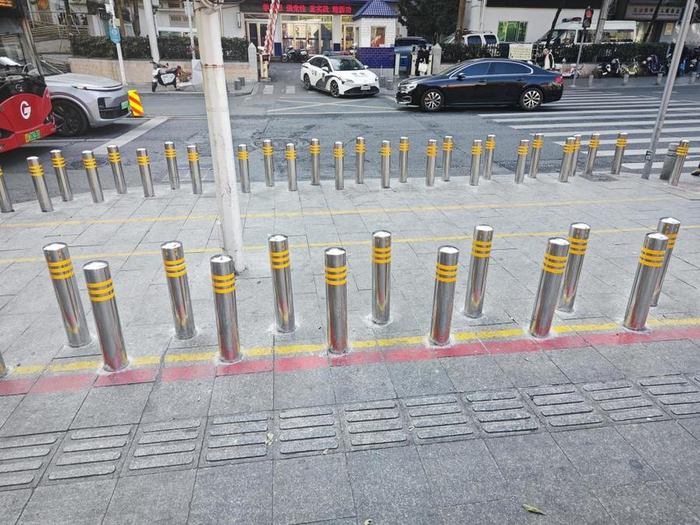 由警示柱围成的区域，行人可在区域内较为安全地等待过马路。