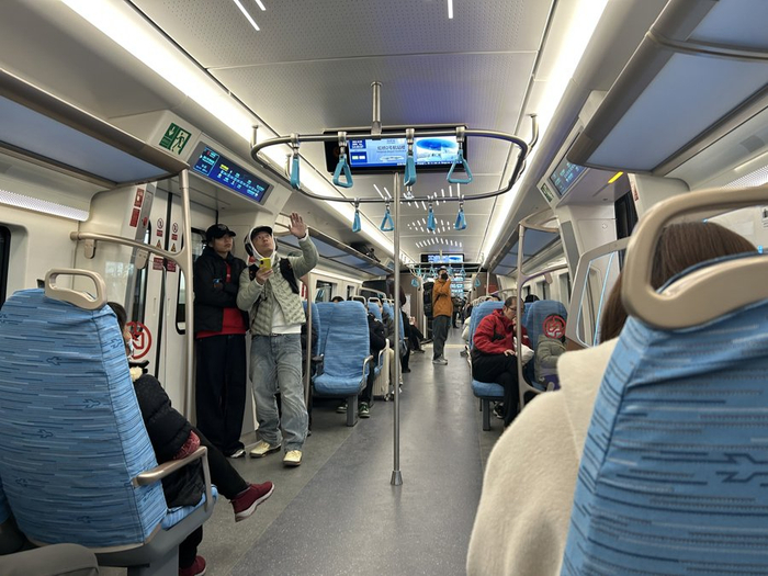 虹桥2号航站楼站上车后，列车中部座位全部坐满，有些乘客站立乘车，列车两头稍有座位空余。