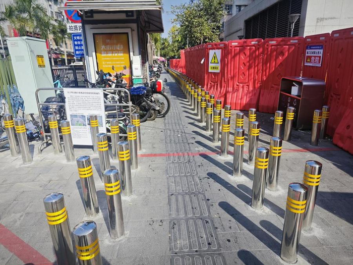 28日当天，现场仅留下一段盲道可供行人通行。