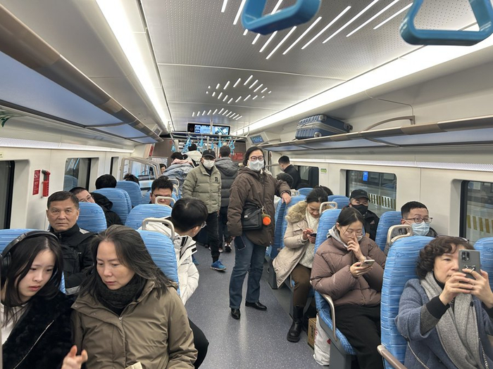 虹桥2号航站楼站上车后，列车中部座位全部坐满，有些乘客站立乘车，列车两头稍有座位空余。