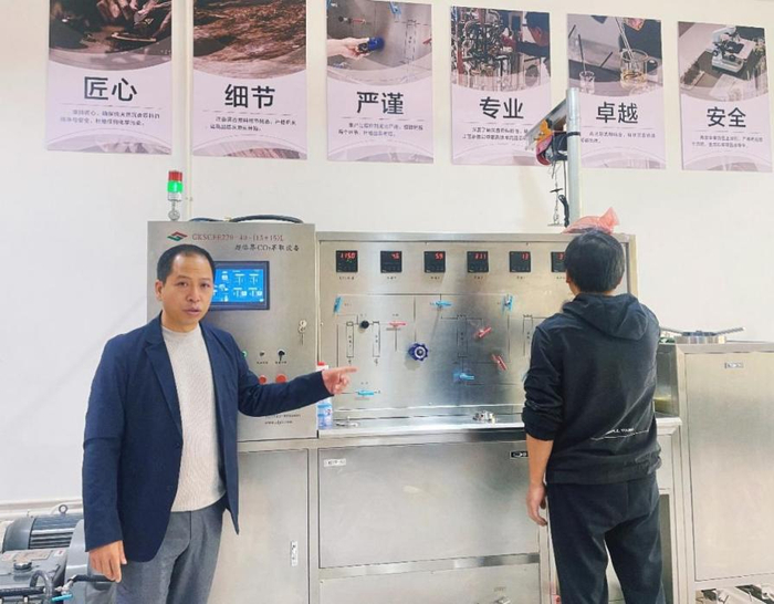 仙游良香工坊总经理李振禄介绍沉香超临界萃取技术