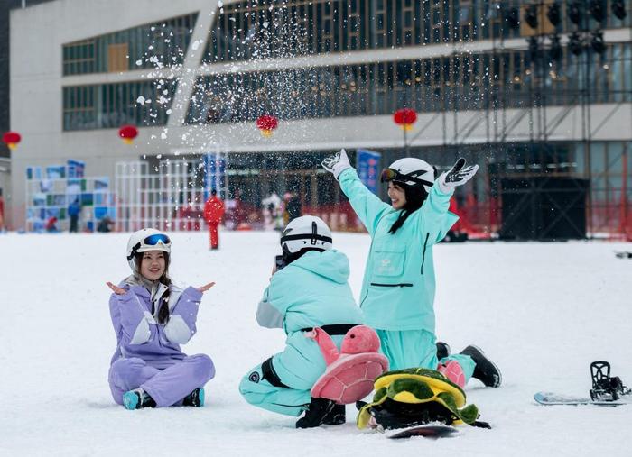   12月26日，游客在绿葱坡滑雪场拍照。新华社记者 胡竞文 摄