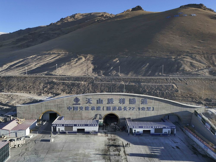 这是12月25日在新疆和静县拍摄的天山胜利隧道出口（无人机照片）。新华社记者胡虎虎 摄
