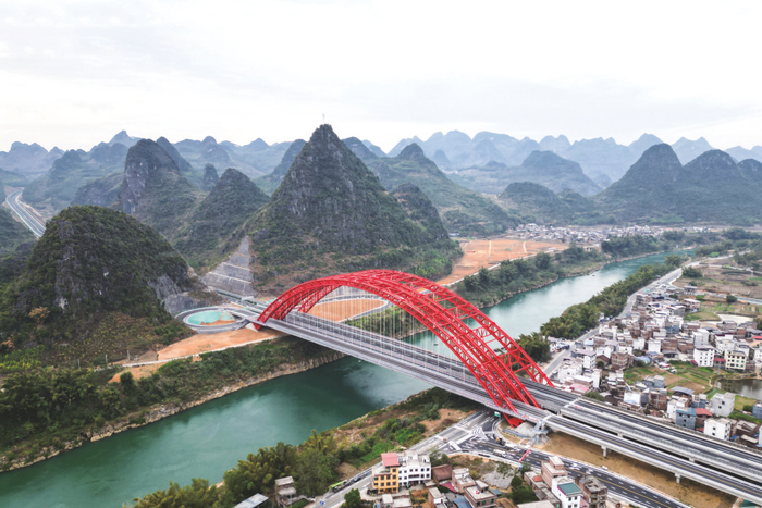     武忻高速新圩红水河特大桥主线桥、连接线桥实现工程建设与乡村振兴的双向奔赴。 本报通讯员 黄全毅 摄