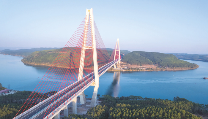     武忻高速武宣黔江特大桥一跨过江，凌飞黔江之上。    本报通讯员 陈洪安 摄